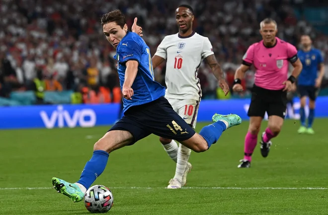 Federico Chiesa je bil eden od italijanskih junakov evropskega prvenstva leta 2021, zdaj pa bo kariero po številnih poškodbah oživaljal pri Liverpoolu. FOTO: Paul Ellis Afp
