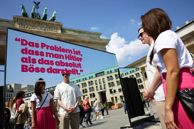 Do AfD kritična instalacija z izpisanim Höckejevim citatom: »Sporno je, da je Hitler prikazan kot absolutno zlo.« FOTO: Christian Mang/Reuters