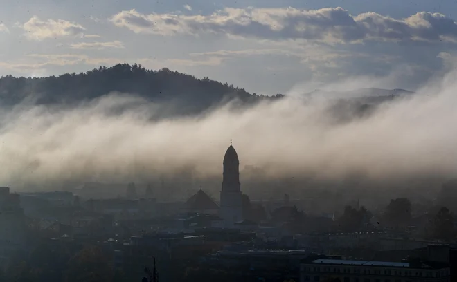 Najboljši zrak imajo v dobro prevetrenih mestih, v Ljubljani pa se onesnaženje pogosto kopiči. FOTO: Matej Družnik/Delo