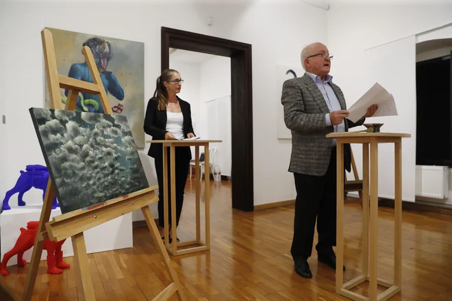 Boštjan Pirc kot dražitelj na lanski dobrodelni dražbi v kamniški galeriji Miha Maleš za gorsko reševalno službo, ki so jim poplave uničile opremo in prostore. FOTO: Leon Vidic/Delo