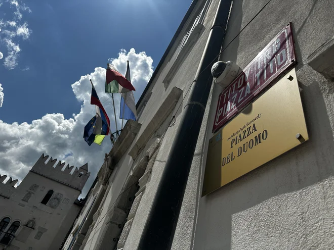 Zgodovinska tabla na koprskem osrednjem trgu, preden so jo zaradi inšpekcijske odločbe protestno obrnili. FOTO: Nataša Čepar/Delo