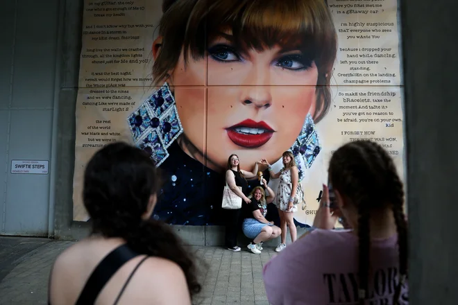 Taylor Swift naj bi na Dunaju nastopila med 8. in 10. avgustom v sklopu evropskega dela turneje Eras, ki ga je začela maja v Parizu in sklenila minuli teden v Londonu. FOTO: Toby Melville/Reuters