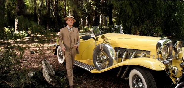 V romanu F. Scotta Fitzgeralda Veliki Gatsby je precej prizorov, ki opisujejo zavisten odnos protagonistov do rumenih predmetov – od zlata, rumene hiše, rumenega avtomobila. FOTO: promocijsko gradivo