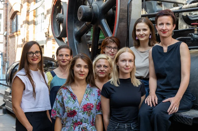 Ekipa Bunkerja (zadnja vrsta od leve proti desni): Tamara Bračič Vidmar, Alma R. Selimović, Špela Kopitar, Klara Drnovšek Solina, Maja Vižin. V prvi vrsti (od leve proti desni) pa so Ajda Koloini, Mojca Jug in Anja Vrhovšek.
FOTO: Voranc Vogel