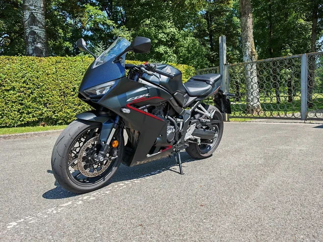 Elektronska sklopka se je izkazala za boljšo rešitev od quickshifterja. FOTO: Jan J. Lieven