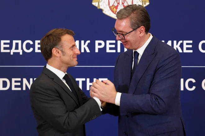 Francoski predsednik Emmanuel Macron in njegov srbski kolega Aleksandar Vučić sta si tako prisrčno segla v roke po končani skupni novinarski konferenci. Foto Djordje Kojadinovic Reuters