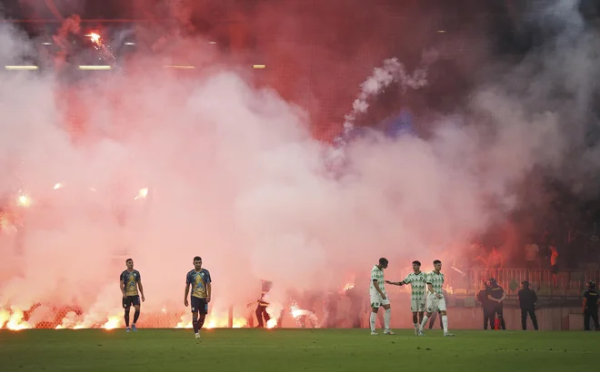 S prižiganjem bakel na tekmi so po neuradnih podatkih povzročili za okoli 50.000 evrov škode. FOTO: Jože Suhadolnik/Delo