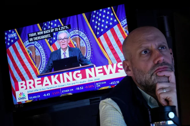 Vlagatelji nestrpno pričakujejo uresničitev namigov ameriške centralne banke o znižanju obrestnih mer septembra.
FOTO: Brendan Mcdermid/Reuters