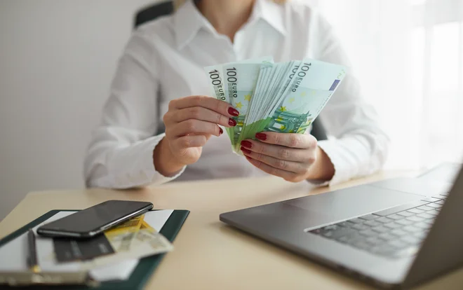 Spremljanje in upravljanje osebnih financ nam pomaga sprejemati bolj informirane finančne odločitve in graditi stabilno finančno prihodnost. FOTO: Depositphotos