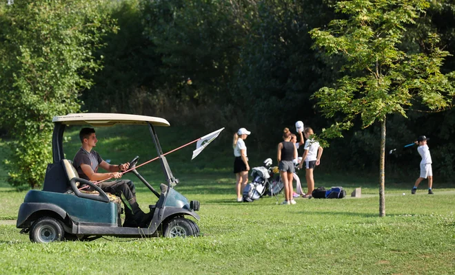 V Stanežičah v golfu uživa staro in mlado. FOTO: Matej Družnik