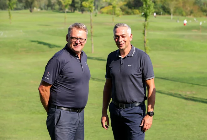 Predsednik Racman Golf kluba Matjaž Car (levo) in Kostja Židan, vodja športnih programov v zavodu Šport Ljubljana, uspešno sodelujeta v Mladinskem golf centru Stanežiče. FOTO: Matej Družnik