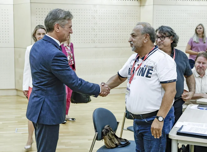 Predsednik vlade Robert Golob na n8ujnem sestanku  medresorske delovne skupine za obravnavo romske problematike 21. avgusta v Ljubljani. FOTO: Jože Suhadolnik/Delo