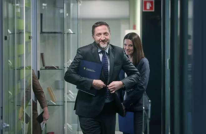 Vlada je razpravo o davčnem paketu, ki obsega spremembe šestih zakonov, opravila v sredo, minister za finance Klemen Boštjančič pa je dejal, da so glasovanje preložili na petkovo dopisno sejo zaradi uskladitve nekaj manjših tehničnih vprašanj. Foto: Blaž Samec/Delo