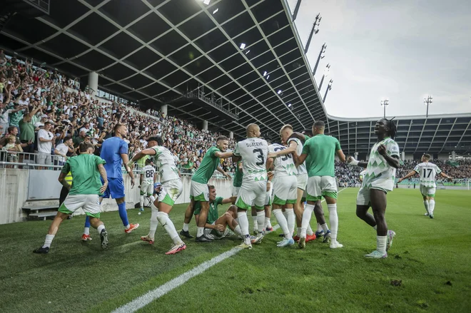 Nogometaši Olimpije so dvignili na noge Ljubljančane, ki bodo tudi to jesen lahko uživali v evropskih tekmah. FOTO: Jože Suhadolnik/Delo