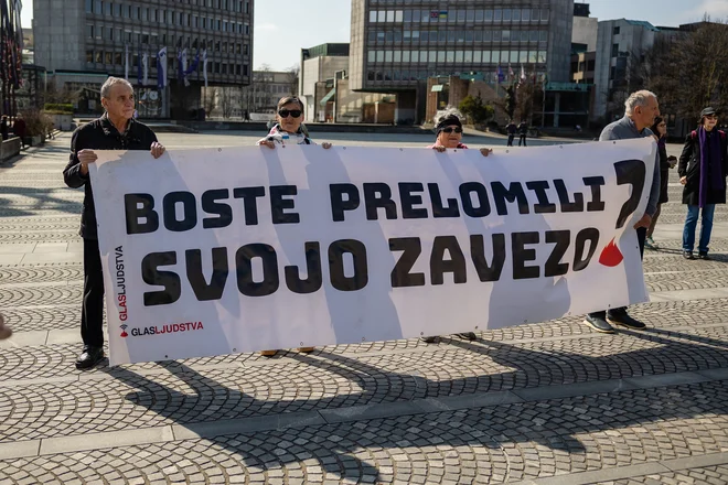 Predsednik vlade in ministrica s svojim ravnanjem že večino mandata kakor da hočeta potrditi tezo o neučinkovitosti javnih služb in mit o učinkovitosti ter namišljeni odličnosti zasebništva. FOTO: Črt Piksi