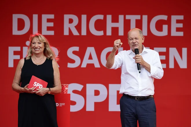 Nemški kancler Olaf Scholz bo moral na nedeljskih volitvah trepetati za to, da bo njegova SPD zbrala dovolj glasov za vstop v deželni parlament. Vodilna kandidatka SPD v Saški je Petra Köpping. FOTO: Jens Schlueter/AFP