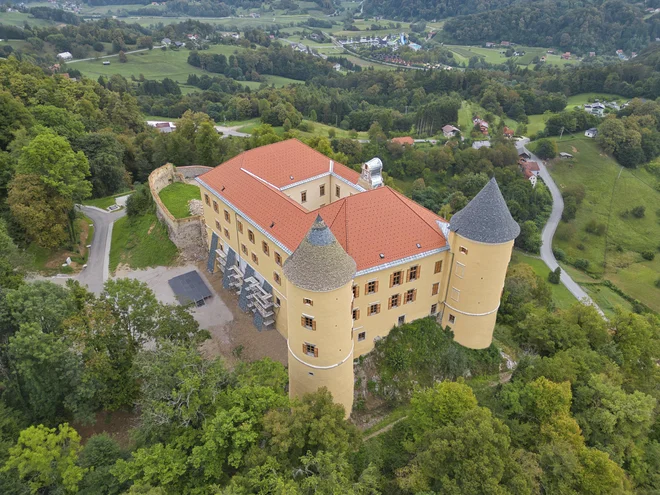 Deloma prenovljeni grad Podčetrtek že vabi v grajsko kavarno z razgledno teraso, s katere se pogled odpira tudi proti hrvaškemu Zagorju, zagrebškemu Sljemenu, Kozjanskemu in Bistrici ob Sotli. FOTO: Borut Pihlar