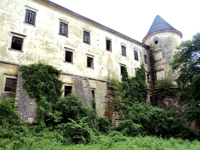 Grad Podčetrtek je desetletja propadal, leta 2021 ga je kupila občina. FOTO: Wikipedija