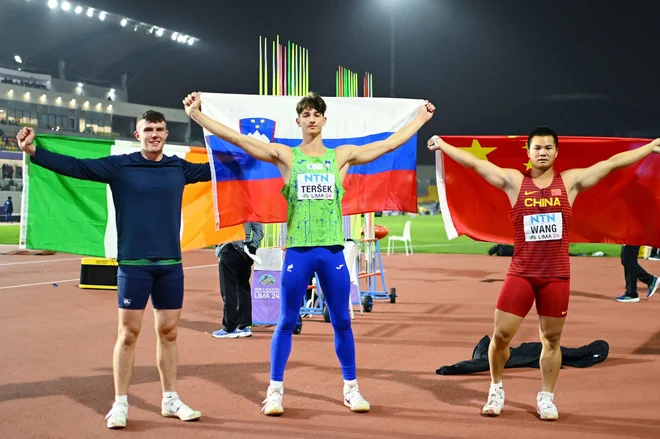 Zlati Tom Teršek slavi s slovensko zastavo. FOTO: Enzo Santos Barreiro/World Athletics