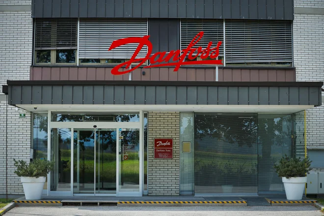 Eno izmed podjetij, ki pomaga industriji podatkovnih centrov vključiti ter ponovno uporabiti kilovate in megavate toplote, ustvarjene z obdelavo podatkov, je tudi Danfoss. FOTO: Jože Suhadolnik/Delo