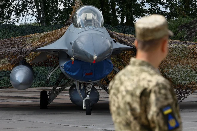 Ni povsem jasno, koliko ameriških lovskih letal so Natove članice že poslale Ukrajini. FOTO: Valentin Ogirenko/Reuters