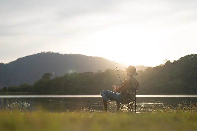 Kaj pa, če so si za fotografiranje ves čas podajali eno in isto ribo? FOTO: Shutterstock