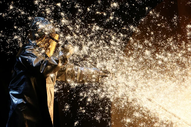 Največji nemški jeklar Thyssenkrupp Steel prav tako že dolgo posluje v rdečem, v prestrukturiranju pa bi v podjetju s 27.000 zaposlenimi lahko zmanjšali število delovnih mest za več tisoč. FOTO: Wolfgang Rattay/Reuters