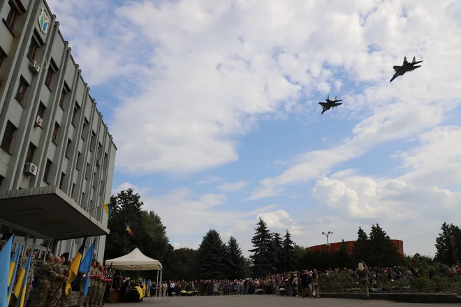 Nesrečo bi lahko povzročil v tujini izučeni pilot, ki nesreče ni preživel in so ga v četrtek že pokopali. FOTO: Reuters
