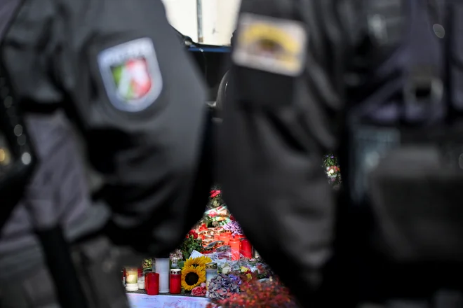 Incident spominja na napad v Solingenu pred enim tednom, ko je na proslavi ob 650. obletnici ustanovitve mesta moški mimoidoče napadel z nožem. FOTO: Jana Rodenbusch/Reuters