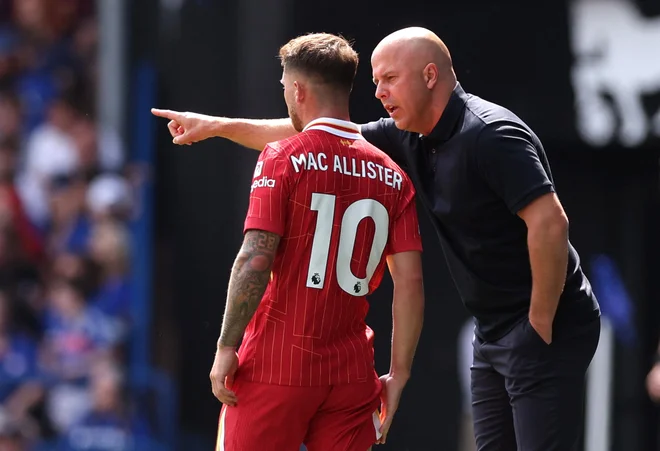 Liverpoolov trener Arne Slot in nogometaš Alexis Mac Allister. FOTO: David Klein/Reuters