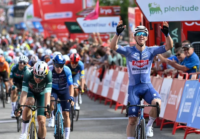Kaden Groves je dobil šprint glavnine v gorski 14. etapi Vuelte. FOTO: Miguel Riopa/AFP