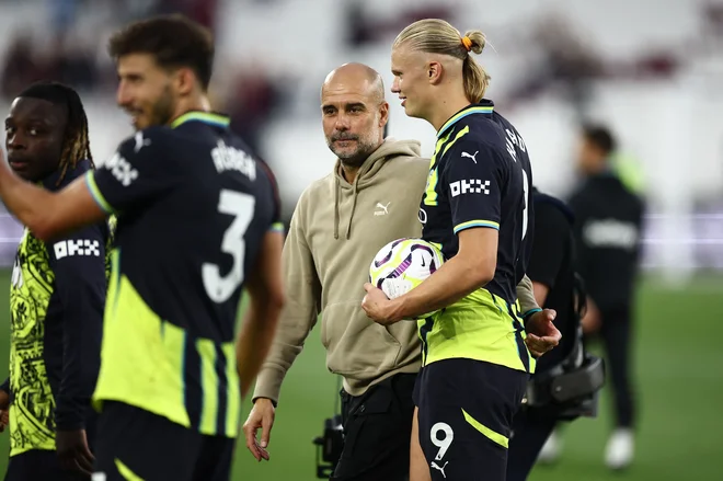 Trener Pep Guardiola in Erling Haaland po tekmi. FOTO: Henry Nicholls/AFP