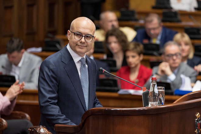 Predsednik vladajoče desnosredinske Srbske napredne stranke je v politiko vstopil neposredno iz odvetniške pisarne, in sicer kot član skrajno desne Srbske radikalne stranke. FOTO: Marko Djurica/Reuters
