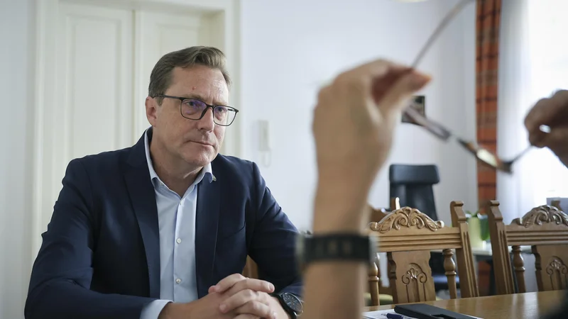 Nič ni takšnega, kar bi kazalo, da tisti, ki vodijo to državo, delajo to transparentno, pošteno, dobro, predvsem pa z neko vizijo. FOTO: Jože Suhadolnik
