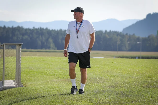 Matjaž Kek bo popoldne vodil prvi trening slovenske nogometne reprezentance pred petkovo tekmo z Avstrijo. FOTO: Jože Suhadolnik
