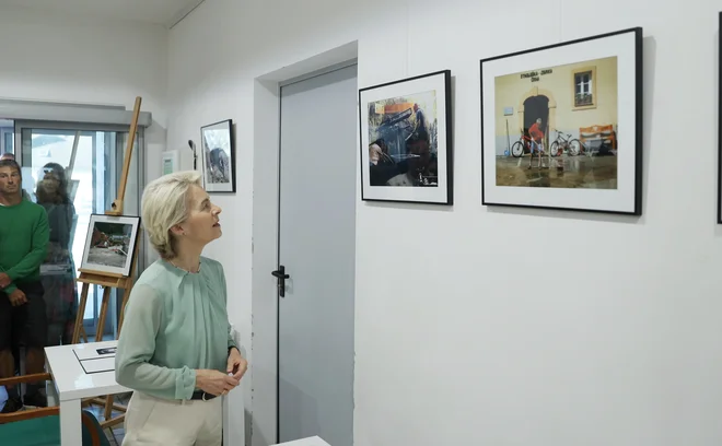 V Kulturnem domu si je v zvezi z lanskimi poplavami ogledala še razstavo. FOTO: Jože Suhadolnik/Delo