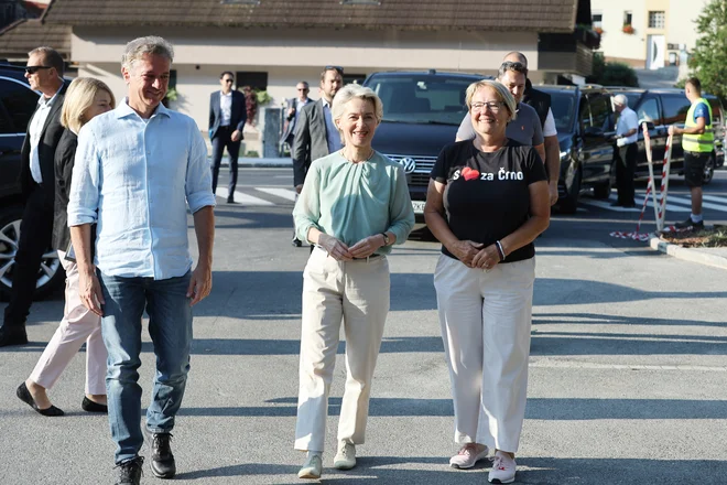 V Črni se je srečala z domačini in preostalimi, ki so pomagali pri odpravljanju posledic vremenske ujme. FOTO: Jože Suhadolnik/Delo