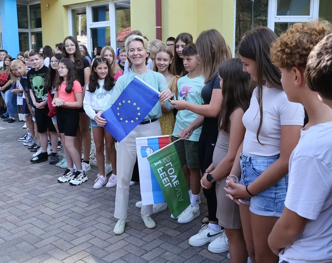 Šolarji so navdušeni sprejeli gostjo iz Bruslja. FOTO: Jože Suhadolnik/Delo