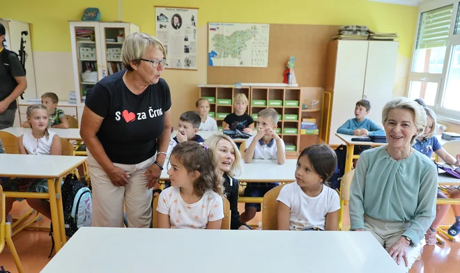 Ursula von der Leyen tokrat v šolskih klopeh v Črni na Koroškem. FOTO: Jože Suhadolnik/Delo
