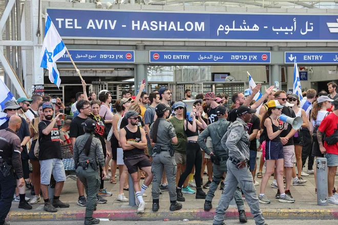 Ko so izraelski mediji v nedeljo zjutraj objavili imena šestih talcev, ki so jih pripadniki Hamasa ugrabili – in ubili – 7. oktobra lani, je Izrael zajel val besa. FOTO: Jack Guez/AFP