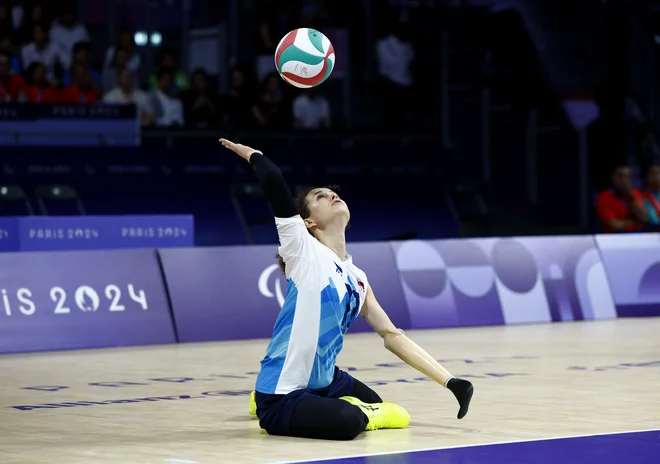 Slovenske odbojkarice sede (na fotografiji Lena Gabršček) so morale danes priznati premoč Brazilkam. FOTO: Maria Abranches/Reuters