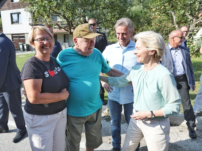 Predsednica Evropske komisije Ursula von der Leyen se je dobro leto po prvem obisku vrnila v Črno na Koroškem, ki je bila v lanskih poplavah ena najbolj prizadetih. FOTO: Jože Suhadolnik/Delo