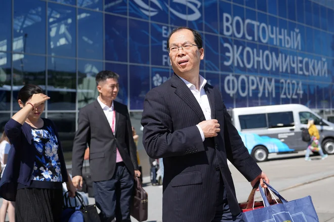 Kitajski funkcionarji redno obiskujejo gospodarski forum v Vladivostoku in s tem priznavajo rusko suverenost nad ozemljem, ki bi moralo biti kitajsko. FOTO: Alexander Zholobov/Reuters