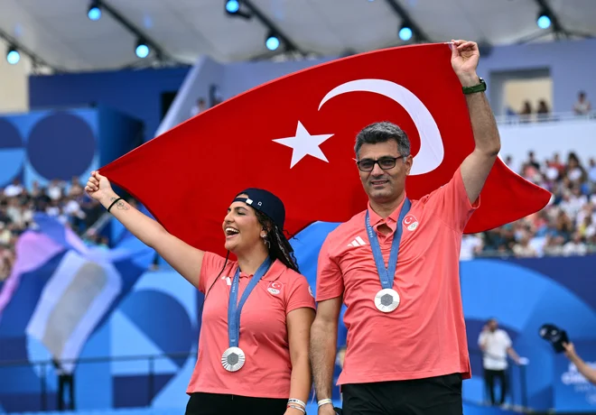 Turška kolajnista Sevval Ilayda Tarhan in Yusuf Dikec. FOTO: Annegret Hilse/Reuters