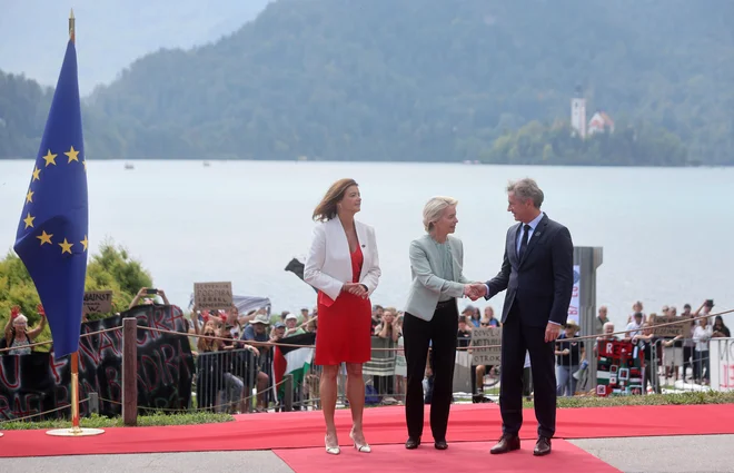 Ministrica za zunanje in evropske zadeve Tanja Fajon, predsednica evropske komisije Ursula von der Leyen in premier Robert Golob med bučno otvoritvijo letošnjega blejskega foruma. FOTO: Blaž Samec/Delo