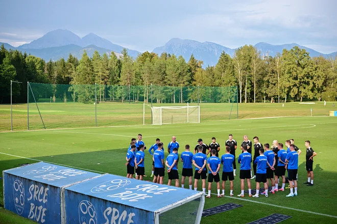 Najboljši slovenski nogometaši so na Brdu odprli novo poglavje, pred njimi sta liga narodov in kvalifikacije za SP 2026. Takole jih je na to pripravljal selektor Matjaž Kek. FOTO: NZS
