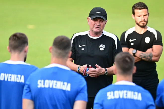Matjaž Kek med nagovorom reprezentantov. FOTO: NZS