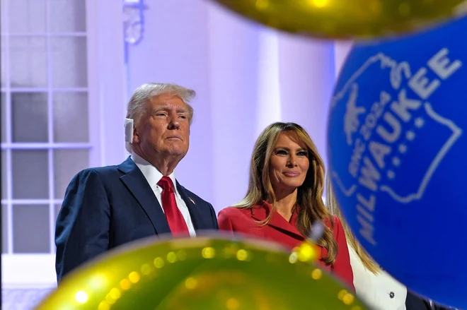 Ameriški mediji ugotavljajo, da Melanie Trump skoraj nikoli ni na predvolilnih dogodkih njenega moža. Na kratko se je pojavila julija na nacionalni konvenciji republikanske stranke, ki se je začela dva dni po neuspešnem atentatu na nekdanjega predsednika. FOTO: Nick Oxford/AFP