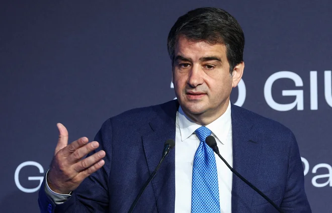 Premierka Melonijev ga je od vsega začetka imela za svojo prvo izbiro in vztrajala, da bo on tisti, ki bo zasedel italijanski stolček v Evropi. FOTO: Remo Casilli Reuters