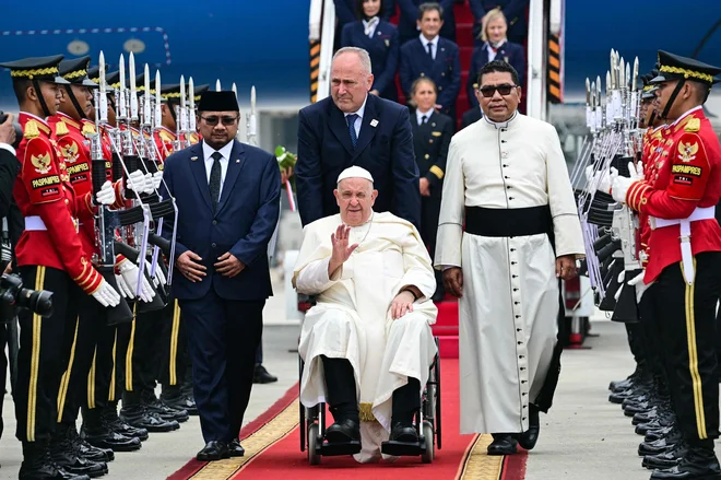 V Indonezijo je danes prišel s štirimi leti zamika, prvotne načrte mu je leta 2020 prekrižala pandemija covida-19. FOTO: Tiziana Fabi/AFP